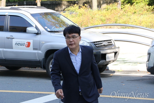 이재만 한국당 전 최고위원이 7일 오전 공직선거법 위반 혐의로 조사를 받기 위해 대구지방경찰청에 출두하고 있다.