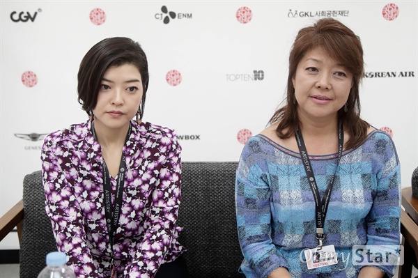  제23회 부산국제영화제(BIFF)에 초청된 일본 영화<오키나와의 소년병> 오야 하나요(왼쪽), 미카미 치에 감독.