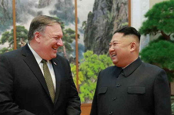 지난 10월 8일 김정은 북한 국무위원장과 마이크 폼페이오 미 국무장관이 만나는 모습.
