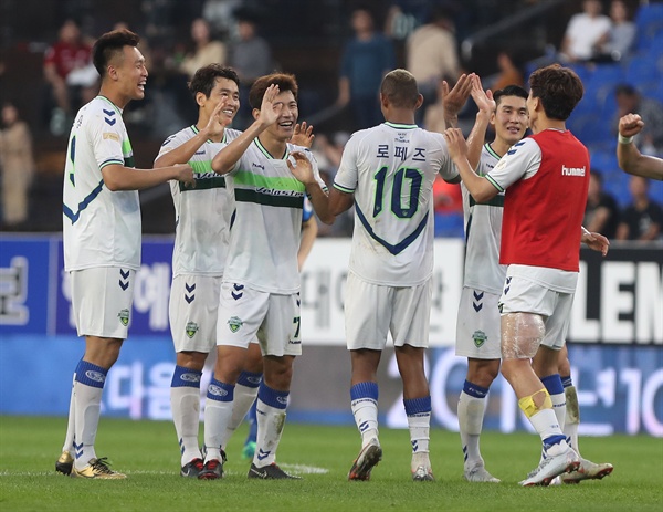   7일 오후 울산 문수축구경기장에서 열린 2018 KEB하나은행 K리그1 울산 현대와 전북 현대의 경기가 끝난 후 정규리그 우승을 확정 지은 전북 선수들이 기뻐하고 있다. 2018.10.7