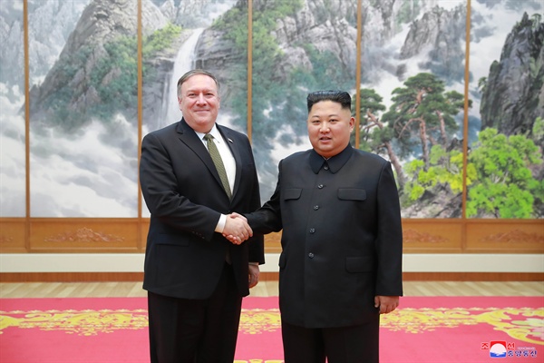 김정은 북한 국무위원장이 7일 평양을 방문한 마이크 폼페이오 미 국무장관을 접견했다고 8일 조선중앙통신이 보도했다.