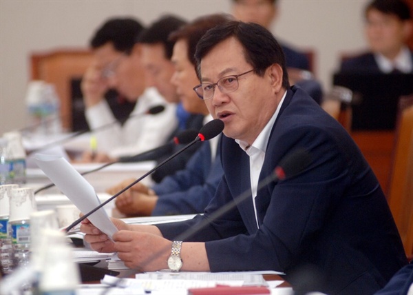 이은권 자유한국당 의원. 지난 8월 21일 국회 국토교통위원회 업무보고 당시 모습.