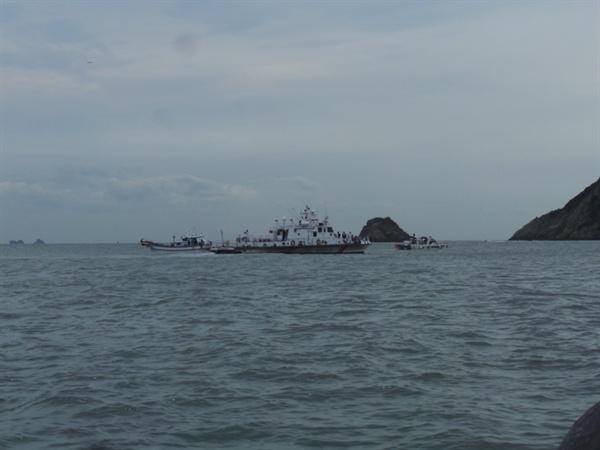 10월 9일 낮 12시 7분경 부산 다대포 고래섬 인근 해상에서 낚싯배 2.99톤 A호와 모터보트 2.4톤 B호가 충돌하는 사고가 났다.