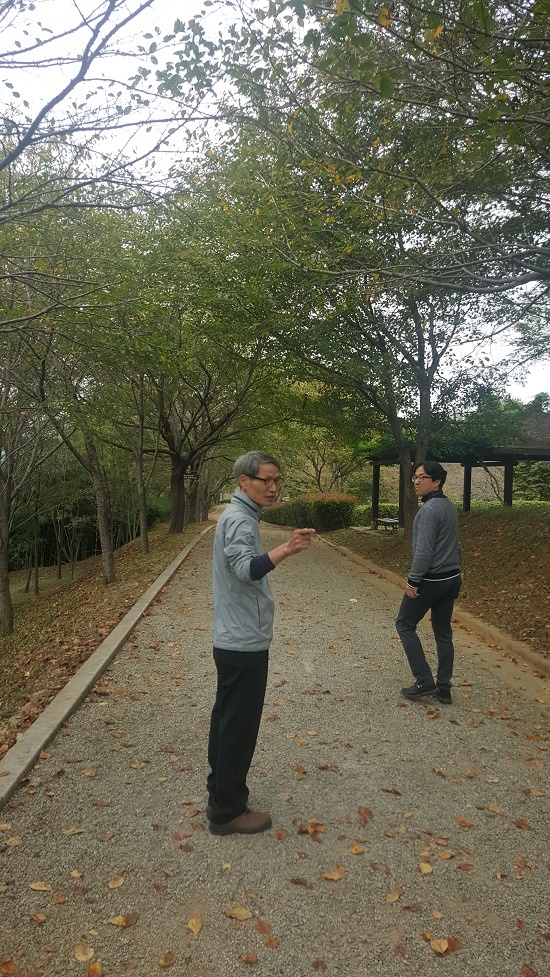 남산공원 시비동산을 찾아가는 민들레문학회 임채수 시인과 강병규 회원