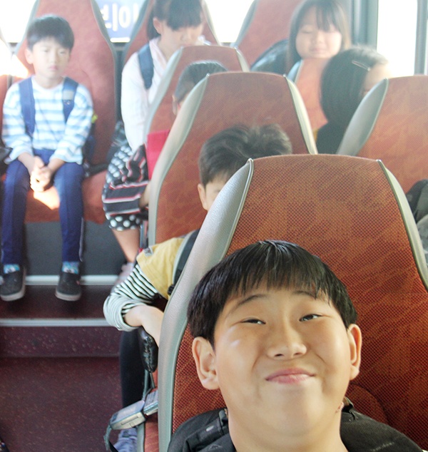 통학버스 타니 어떠냐는 질문에 김시영 학생이 만족스럽다며 익살스런 표정을 짓고 있다.
