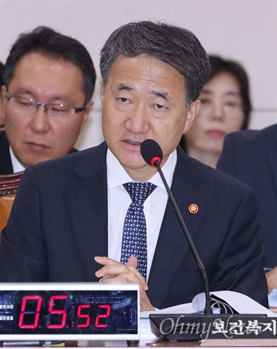 박능후 보건복지부 장관. 사진은 지난 10월 10일 서울 여의도 국회에서 열린 보건복지위원회 국정감사에서 의원들의 질의에 답변하고 있는 모습. 