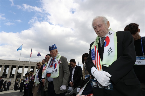 10일 오후 서울 전쟁기념관 평화의 광장에서 열린 장진호 전투 영웅 추모행사에서 장진호 전투 참전용사인 제임스 우드(오른쪽)와 로버트 팰로우 등 참석자들이 묵념하고 있다. 