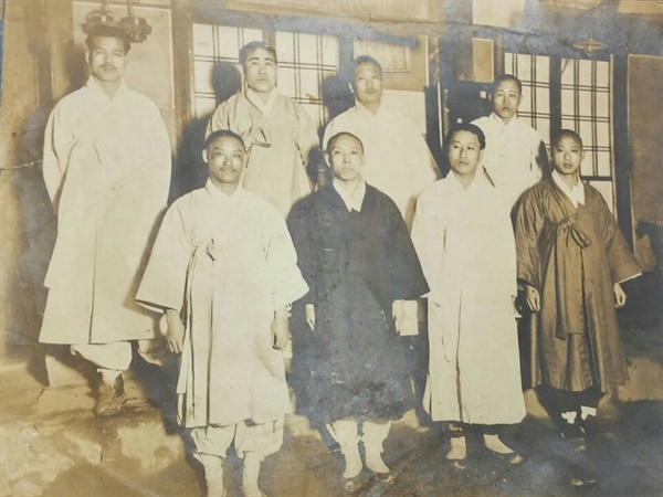 1930년 출소 후 동지들과 함께(뒷줄 왼쪽 세 번째가 정상윤)