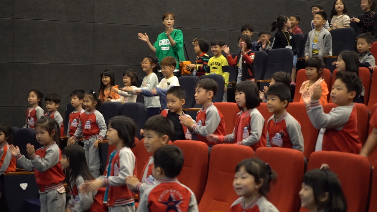  어린이 관객들로 가득찬 극장에서 진행되고 있는 커뮤니티 비프 '비프랑 키즈랑'