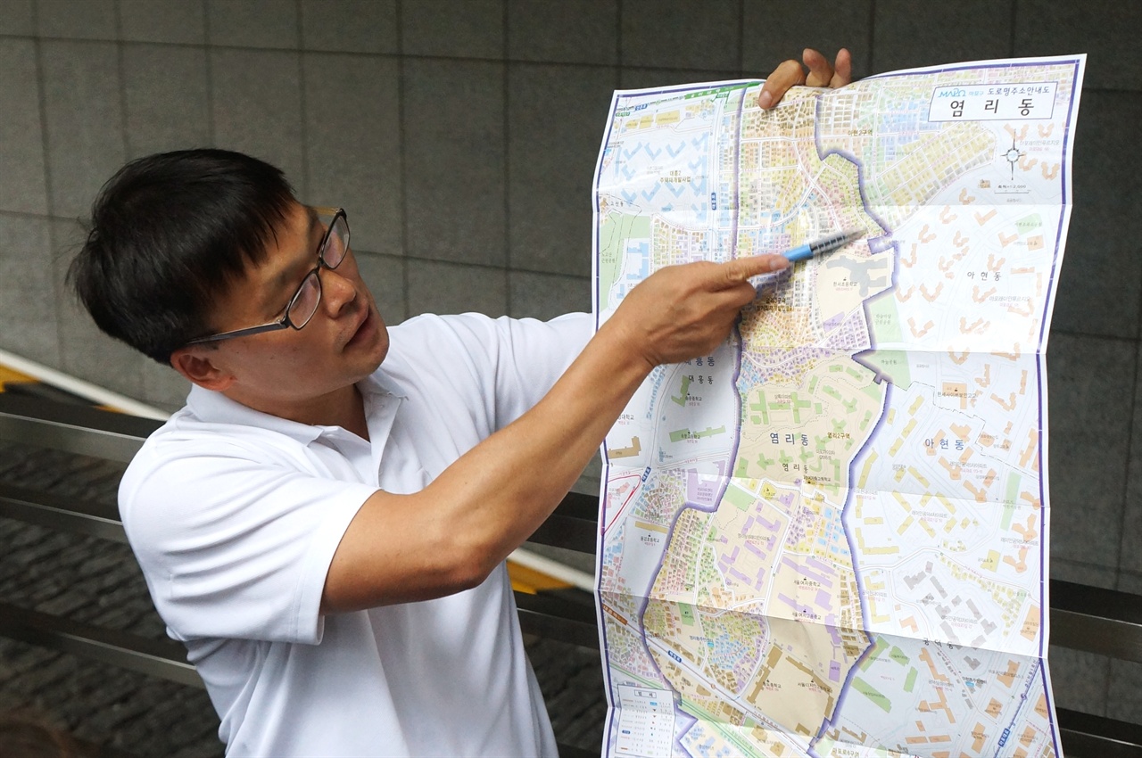오세명 마을해설사가 염리동 지도를 펼쳐보이고 있다.