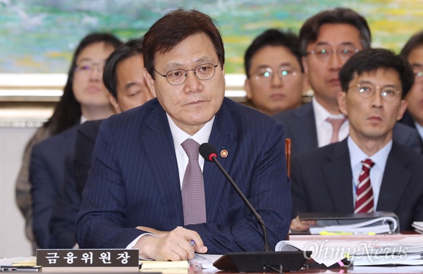 최종구 금융위원장이 11일 서울 여의도 국회에서 열린 정무위원회 국정감사에 출석해 의원들의 질의를 듣고 있다. 