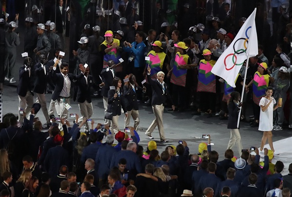  2016 리우 하계 올림픽 개회식에 난민 대표팀이 올림픽 깃발을 들고 등장하고 있다.