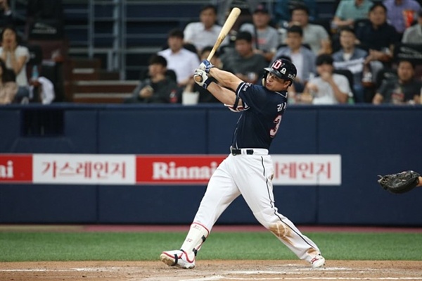 지난 6월 6일 고척스카이돔에서 열린 넥센 히어로즈와의 경기에서 김재환이 큼지막한 홈런 타구를 날리고 있다