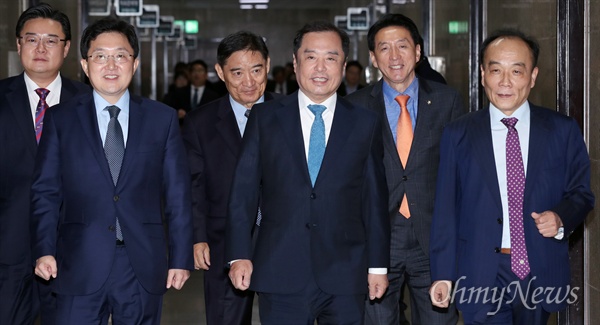 자유한국당 김병준 비상대책위원장이 10월 11일 국회에서 조직강화특별위원회(조강특위) 외부위원에 내정된 전원책 변호사, 강성주 전 포항 MBC 사장 등과 함께 기자간담회를 하기 위해 입장하고 있다. 전원책 변호사는 내정된 지 39일 만에 문자로 해촉됐다.