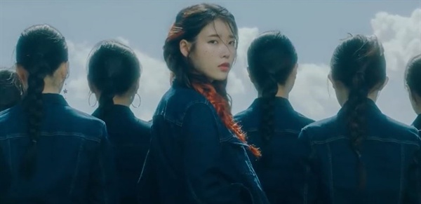 아이유 아이유의 신곡 '삐삐' 뮤직비디오의 한 장면