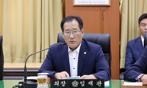 ‘시민이 근본인 의회’를 목표로 항상 시민들에게 감사하고 봉사하는 마음으로 의정활동을 펼치고 있다는 더불어 민주당 임재관 의원은 지난 7대 의회에서 예결위원장을 맡은 바 있는 재선의원이다.. 또한 임 의원은 이번 8대 서산시의회 전반기 의장으로 선출됐다.