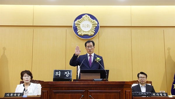 ‘시민이 근본인 의회’를 목표로 항상 시민들에게 감사하고 봉사하는 마음으로 의정활동을 펼치고 있다는 더불어 민주당 임재관 의원은 지난 7대 의회에서 예결위원장을 맡은 바 있는 재선의원이다.. 또한 임 의원은 이번 8대 서산시의회 전반기 의장으로 선출됐다.