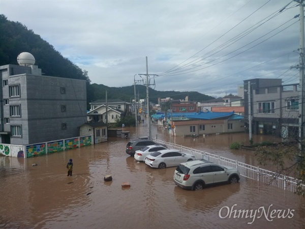 지난 6일 태풍 '콩레이'의 영향으로 많은 비가 내린 경북 영덕군 강구면 오포리 모습. 차량들이 물에 침수돼 있다.