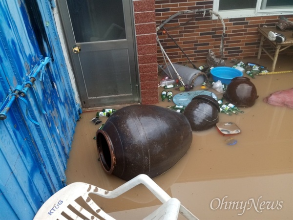 지난 6일 태풍 '콩레이'의 영향으로 많은 비가 내린 경북 영덕군 강구면 오포리 이종학씨의 집 마당에 빗물이 침수되면서 항아리가 넘어져 있다.