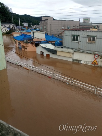 지난 6일 발생한 태풍 '콩레이'의 영향으로 경북 영덕군 강구면 오포리 일대 마을 집들이 침수돼 있다.