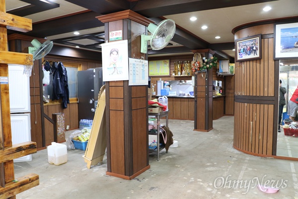 지난 6일 발생한 태풍 '콩레이'의 영향으로 침수돼 쑥대밭이 되다시피 한 경북 영덕군 강구시장의 한 식당 내부.
