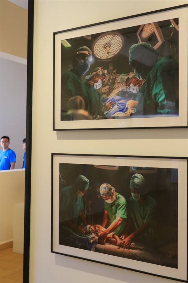 수도 프놈펜 칸타보타 병원 내 비트 리쉬너 박사 기념 사진전시실. 비트 리쉬너 박사가 어린이 환자를 수술하는 모습을 담은 사진이 보인다. 
