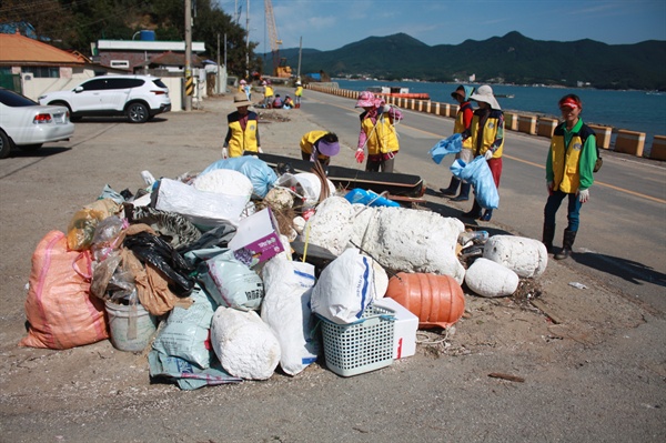 통영환경운동연합은 지난 8일 견내량 해양쓰레기 정화작업을 벌여 200포대가 넘는 분량을 수거하였다.