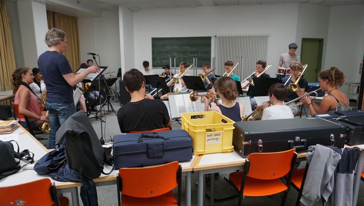 괴팅겐 통합학교 학생들이 연주회를 앞두고 악기 연주 연습을 하는 장면.