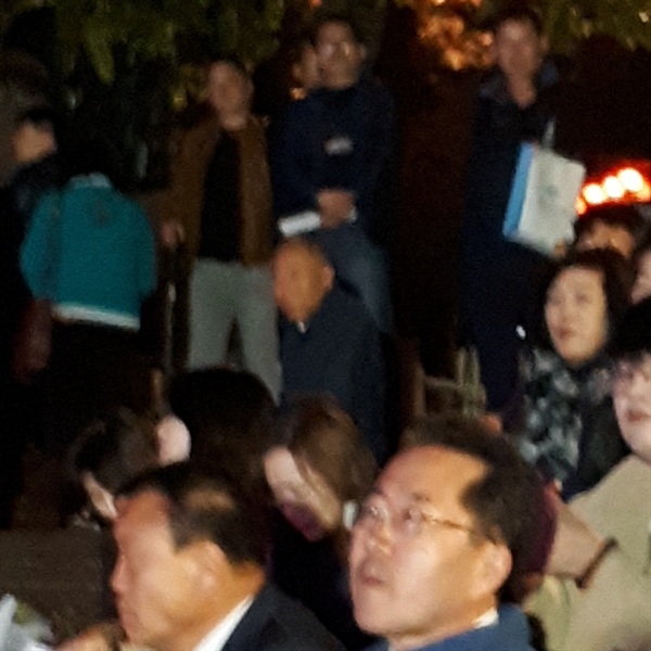 10일 열린 취임 100일 기념 광장토론회 행사를 앞두고 허석 순천시장이 수변무대 계단에 시민들과 함께 앉아 식전 공연을 감상하고 있다.