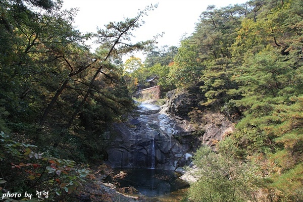 만휴정은 안동시 길안면 묵계 마을의 송암동천에 있다.