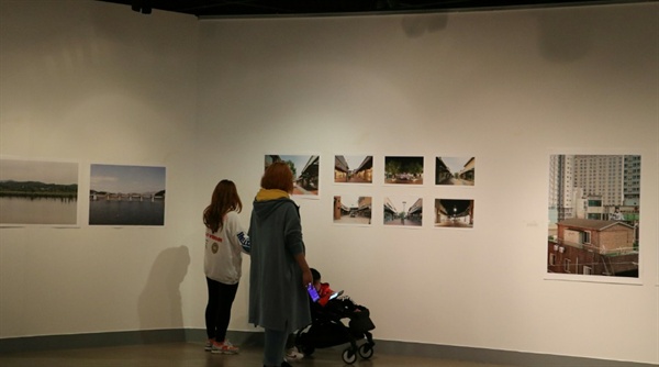 경기아카이브사진연구회의 <여주 이천 프로젝트 >사진 전시회에서 시민이 이광순 사진가의 <여주 프리미엄아울렛>을 관람하고 있다. 