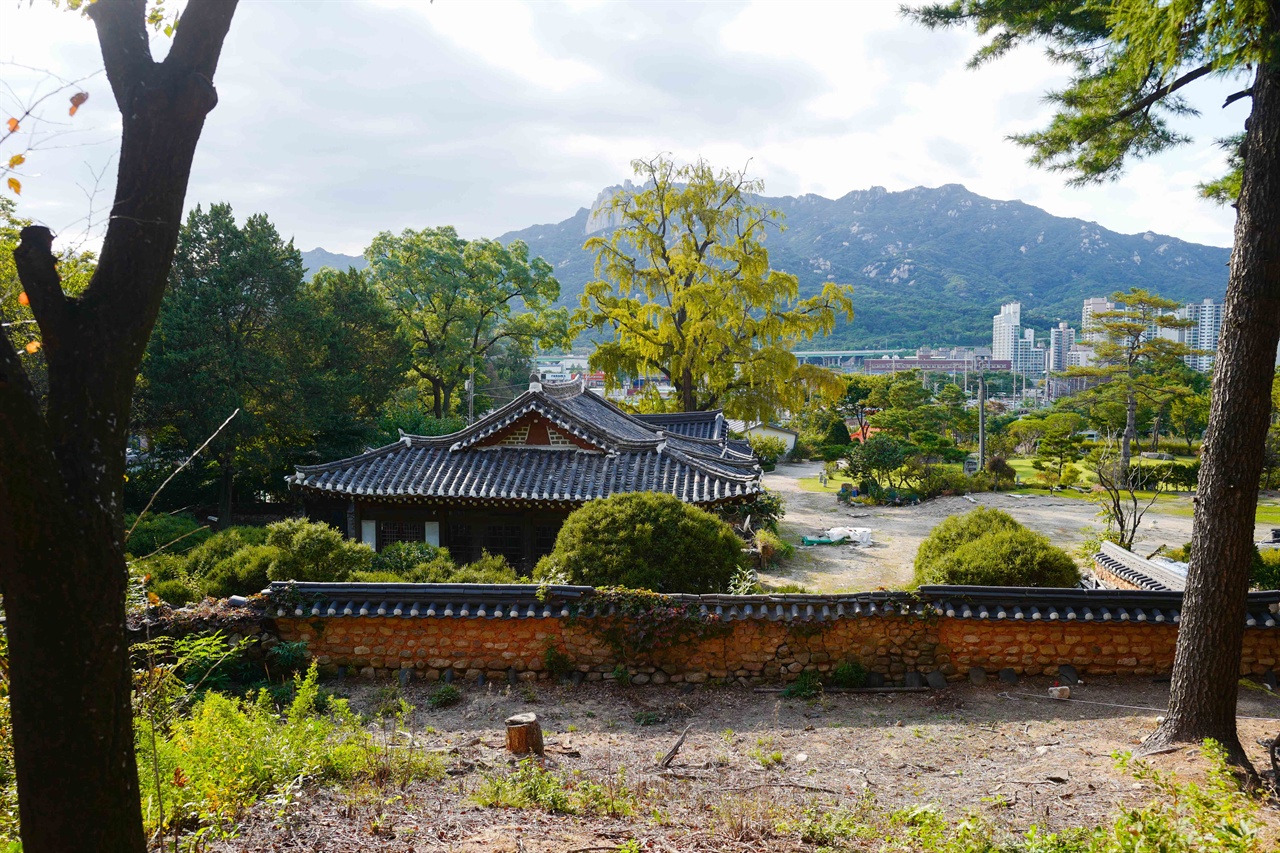 묘역에서 바라본 고택 전경, 앞으로 도봉산이 한 눈에 보이고  뒤로 수락산이 감싸고 있다. 