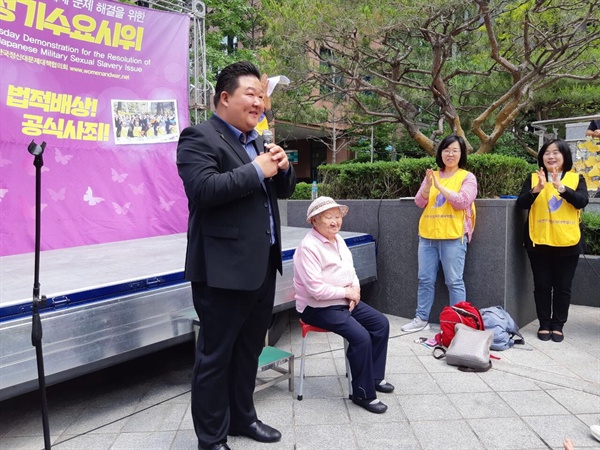 수요시위에 참석하여 공연중인 홍일씨