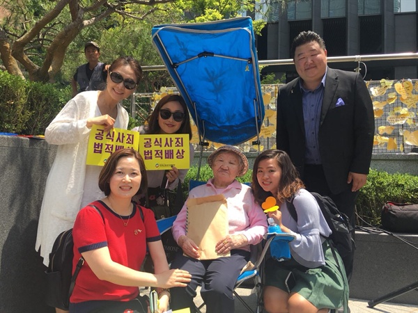 수요시위 참석자들과 사진을 찍은 홍일씨