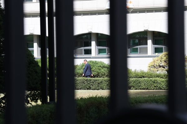 지난 9월 5일 서울 강남구 숙명여자고등학교에 한 남성이 걸어가고 있다. 경찰은 시험문제 유출 의혹과 관련 이 학교 교장실과 교무실 등을 압수수색 했다.