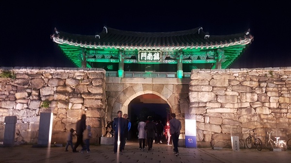 깊어가는 가을 제17회 서산 해미읍성축제가 ‘조선시대 탱자성을 만나다’라는 주제로 해미읍성에서 12일 화려하게 개막했다. 