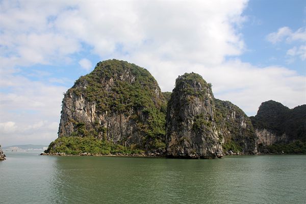 하롱베이 섬 아래 석회암 부식으로 구멍이 뚫려있는 모습