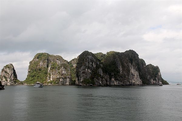 관광유람선들이 쉴새없이 부지런히 다니는 하롱베이 섬의 모습