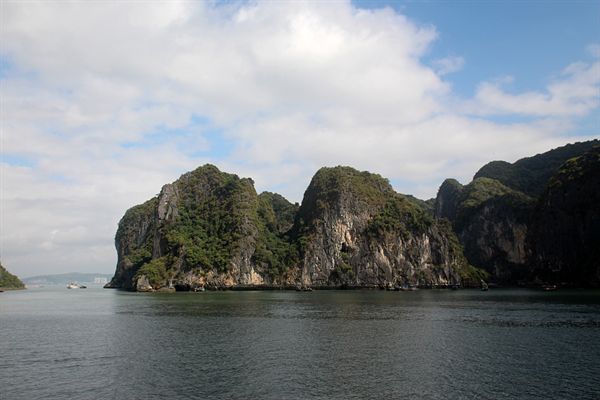 작은 언덕바위 주변의 하롱베이 섬들의 모습