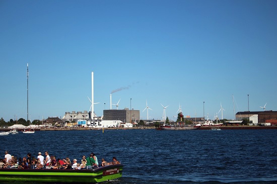 멀리 풍력발전기가 보이는 덴마크 코펜하겐 앞바다에 관광객을 태운 유람선이 지나가고 있다.