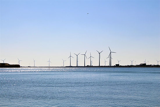 덴마크 코펜하겐에서 3.5km 떨어진 바다에 조성된 미들그룬덴 해상풍력발전소. 시민 9천여명이 협동조합을 구성해 절반의 지분을 소유했으며, 코펜하겐 전력 수요의 4%를 공급하고 있다.