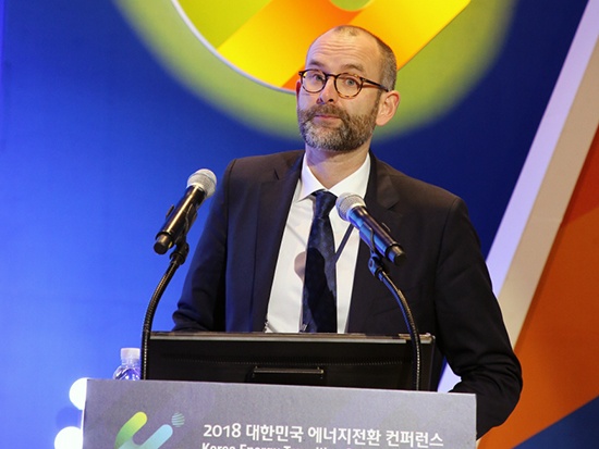 크리스토퍼 붓짜우 덴마크 에너지청장이 지난 4일 서울 코엑스에서 열린 ‘에너지전환 컨퍼런스’에서 강연하고 있다.