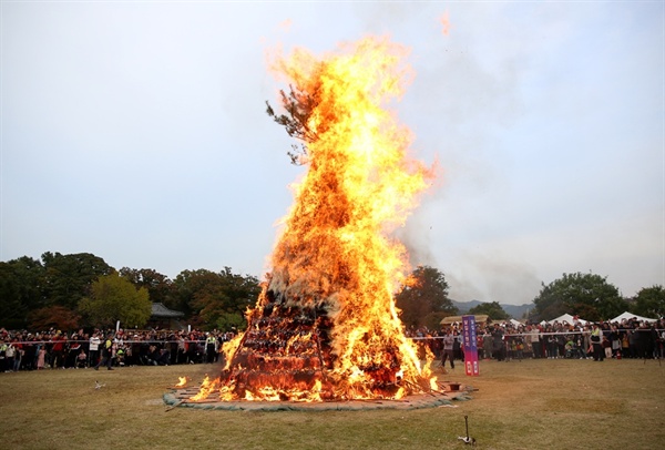 조선시대 해미읍성 600년 속으로 시간여행을 떠났던 ‘제17회 서산해미읍성축제’가 이곳을 찾은 시민과 관광객들의 소원을 적은 소원지 태우기를 끝으로 막을 내렸다.