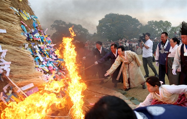 지난 12일부터 3일간 열린 서산해미읍성축제는 14일 오후 시민과 관광객이 적은 소원지를 태우는 달집태우기를 끝으로 막을 내렸다. 맹정호 서산시장등이 달집에 불을 넣고 있다. 