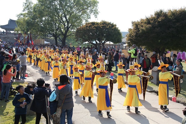 제17회 서산해미읍성축제 태종대왕강무행렬에서 서산 부석면 강당초등학교 취타대가 해미읍성내로 들어서고 있다.