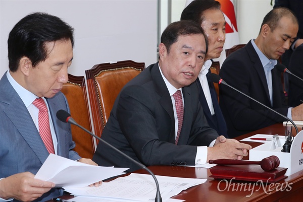 자유한국당 김병준 비상대책위원장이 15일 국회에서 열린 비상대책위원회 회의에서 모두발언을 하고 있다.  