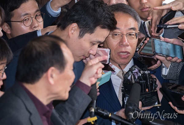 임종헌 전 법원행정처 차장이 15일 오전 서울 서초구 서울중앙지검에 ‘사법농단’ 관련 피의자 조사를 받기 위해 출석하자 한 시민이 임 전 차장을 향해 삿대질을 하고 있다. 