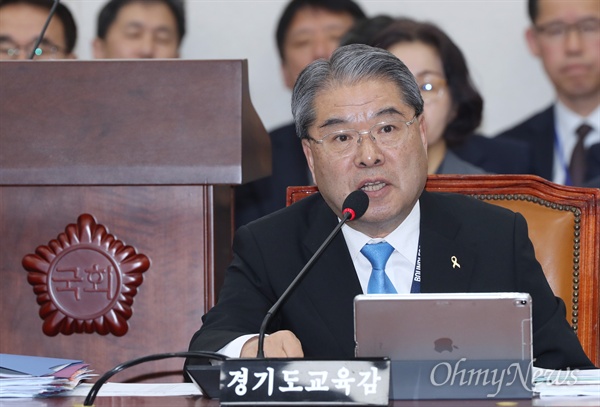 이재정 경기도교육감이 15일 서울 여의도 국회에서 열린 교육위원회 국정감사에 출석해 의원들의 질의에 답변하고 있다.