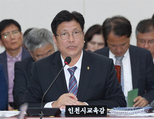 도성훈 인천시교육감이 15일 서울 여의도 국회에서 열린 교육위원회 국정감사에 출석해 의원들의 질의에 답변하고 있다. 
