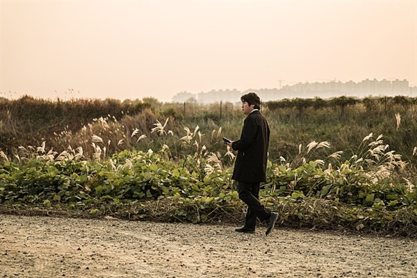  범죄현장인 갈대공원에서 고인의 흔적을 찾는 김형민 형사